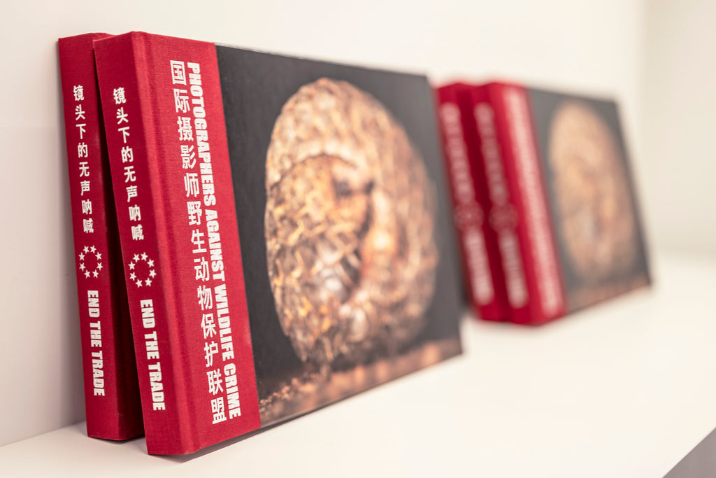 PHOTOGRAPHERS AGAINST WILDLIFE CRIME   (Languages English & Chinese)  A Unique Collection of Award Winning Photographs & Stories