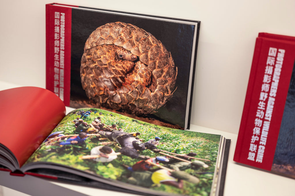 PHOTOGRAPHERS AGAINST WILDLIFE CRIME   (Languages English & Chinese)  A Unique Collection of Award Winning Photographs & Stories